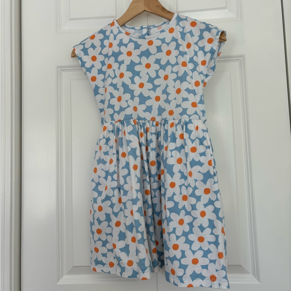 Primary kids dress with daisies. Size 8-9. Has side pockets. Like new!